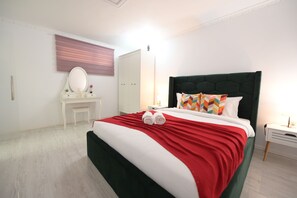 2 bedrooms, WiFi, bed sheets - Luxury Metropolitan Apartment in Old Town of Bucharest. (București)