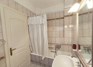 Classic Apartment | Bathroom - Christie's Boutique by Corfuescapes  (Corfu)