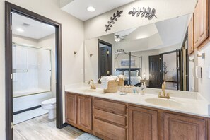 Appartamento, letti multipli, balcone, vista campo da golf (Shades of Branson) | Bagno | Asciugacapelli, asciugamani