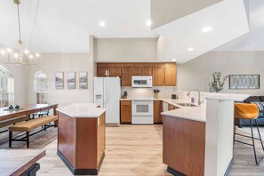 Apartment, Mehrere Betten, Balkon, Blick auf den Golfplatz (Shades of Branson) | Eigene Küche | Wasserkocher mit Kaffee-/Teezubehör