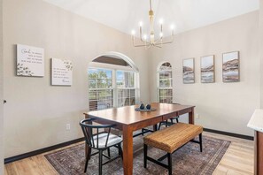 公寓客房, 多張床, 露台, 高球場景 (Shades of Branson) | 用餐區