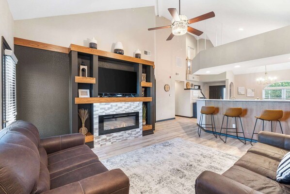 50 吋平面電視連數碼電視頻道、壁爐