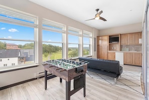 Lejlighed - flere senge - balkon - udsigt til golfbane (Shades of Branson) | Spillelokale