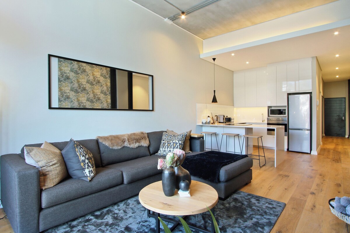 Apartamento superluxo, 1 quarto | Cofres nos quartos, espaço de trabalho para notebook