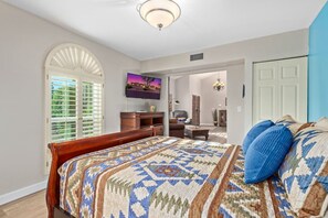 4 bedrooms, desk, iron/ironing board, travel crib - Vibrant 4 Bedroom w/Pool & Spa (Fountain Hills)