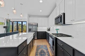 ثلاجة، ميكروويف، فرن، موقد طهي مسطح