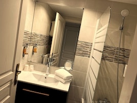 Superior Double Room | Bathroom | Free toiletries, hair dryer, towels, soap