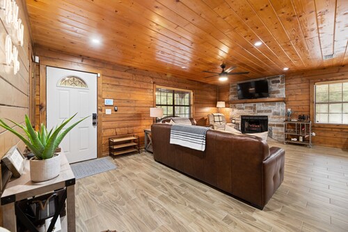 Cozy Cabin Retreat on 2 acres with Walking Path - 5 mins from Lake Access! 