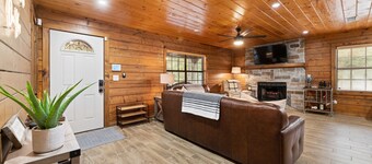 Cozy Cabin Retreat on 2 acres with Walking Path - 5 mins from Lake Access! 