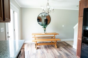 Dining - EXPLORE ASHEVILLE! Minutes to Downtown & River Arts District! (Candler)