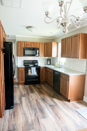 Private kitchen - EXPLORE ASHEVILLE! Minutes to Downtown & River Arts District! (Candler)