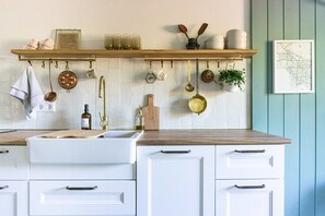 ثلاجة، فرن، موقد طهي مسطح، غسالة أطباق