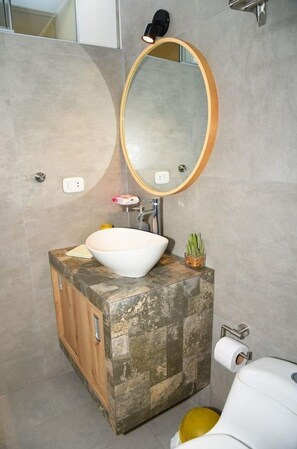 Doccia, asciugacapelli, asciugamani, sapone