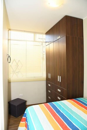 2 chambres, coffres-forts dans les chambres, fer et planche à repasser