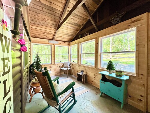 Log Cabin w/ Farm Animals & Firepit 20 Mins To Hershey & 4 Mins To Lake!