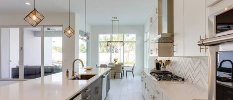 Fridge, microwave, stovetop, dishwasher