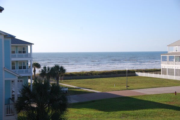 Property grounds - Sea Breeze Bliss - Coastal Therapy Escape - Steps from Sand and Surf! (Galveston)