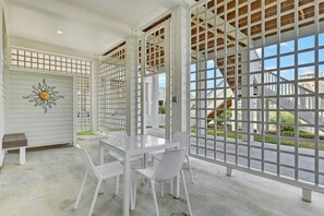 Outdoor dining - Sea Breeze Bliss - Coastal Therapy Escape - Steps from Sand and Surf! (Galveston)