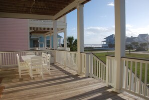 Outdoor dining - Sea Breeze Bliss - Coastal Therapy Escape - Steps from Sand and Surf! (Galveston)