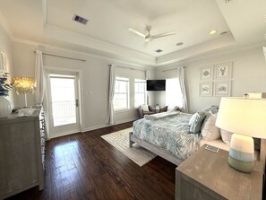 5 bedrooms, iron/ironing board, travel crib, WiFi - Sea Breeze Bliss - Coastal Therapy Escape - Steps from Sand and Surf! (Galveston)