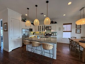 冷蔵庫、電子レンジ、オーブン、コンロ