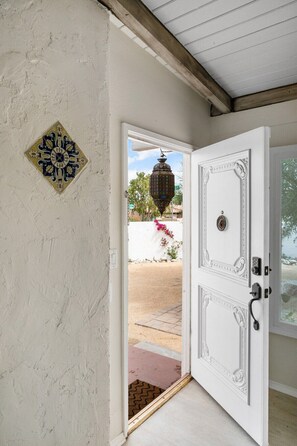 Interior - Cabarita Señorita - resort-style living, putting (La Quinta)