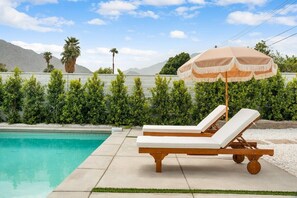 A heated pool - Cabarita Señorita - resort-style living, putting (La Quinta)