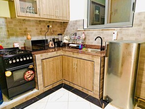 Een koelkast, een microgolfoven, een oven