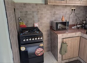 Refrigerador, microondas, horno y cafetera y tetera 