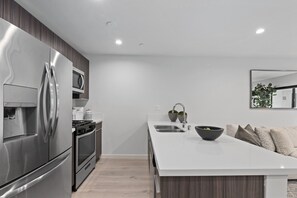 Jääkaappi, mikroaaltouuni, uuni, liesi