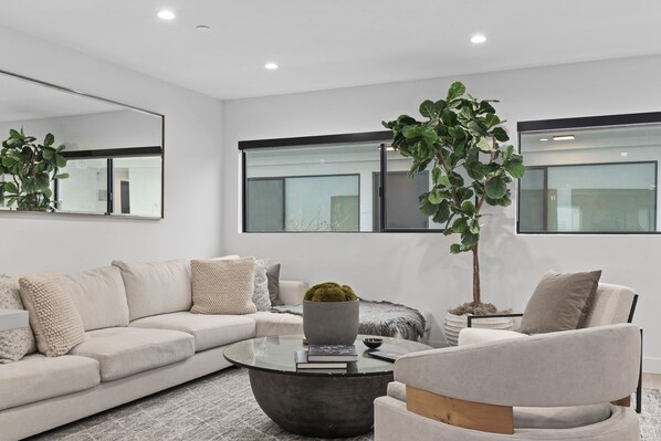 Interior - Heart of West Hollywood Stunner w/gym and co-working space (Los Angeles)