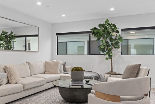 Heart of West Hollywood Stunner w/gym and co-working space