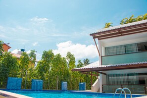 Outdoor pool, open 8:00 AM to 8:00 PM, pool loungers