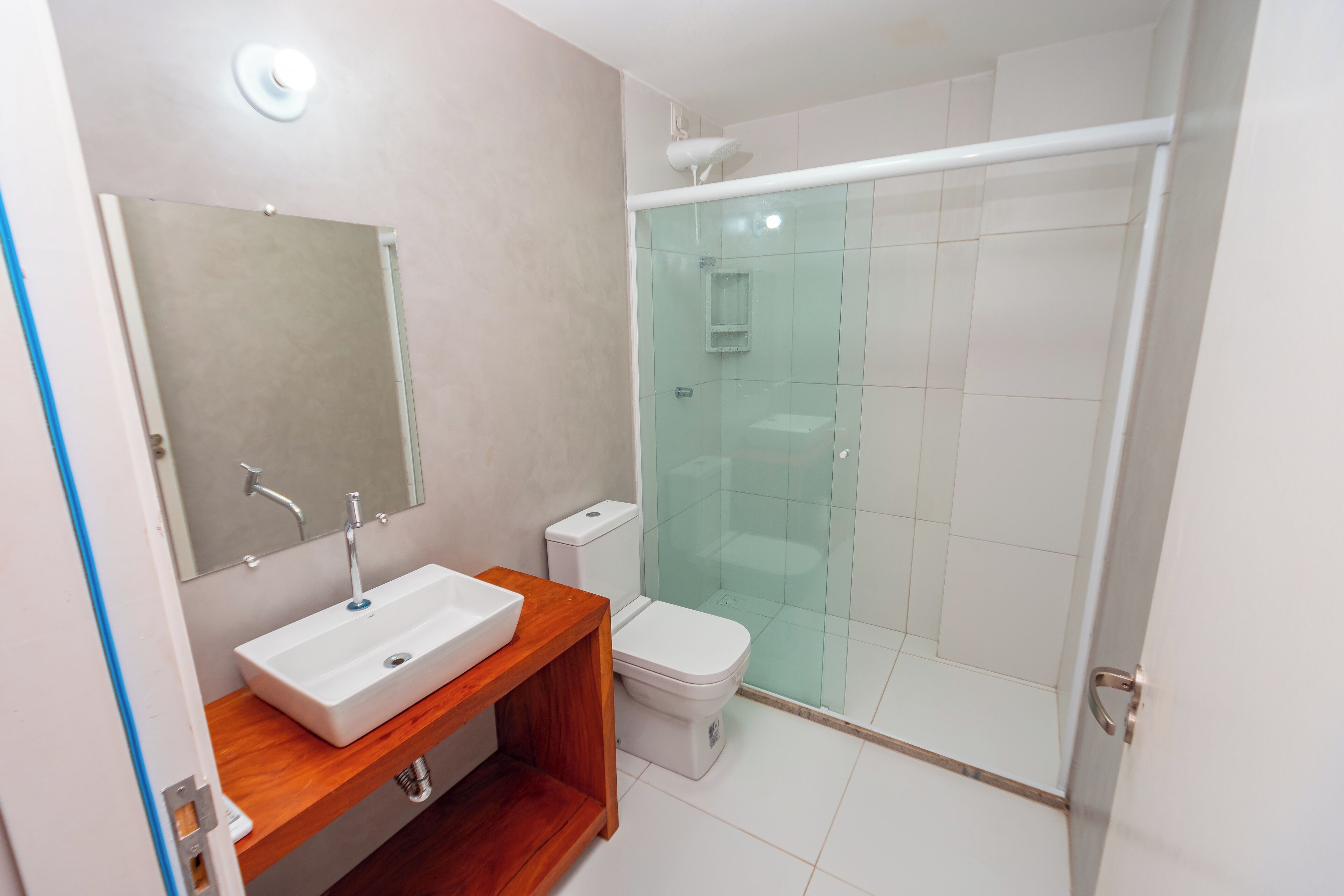 Habitación superior | Baño | Ducha, secador de pelo, toallas y jabón