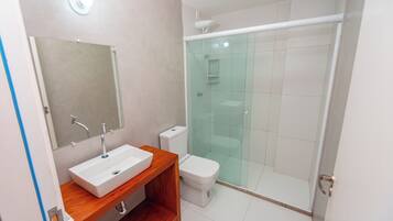 Habitación superior | Baño | Ducha, secador de pelo, toallas y jabón