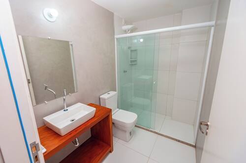 Quarto superior | Banheiro | Chuveiro, secador de cabelo, toalhas de banho, sabonete
