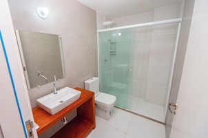 Quarto superior | Banheiro | Chuveiro, secador de cabelo, toalhas de banho, sabonete