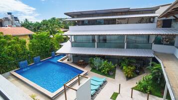 Ulkouima-allas avoinna 8.00–20.00, aurinkotuoleja