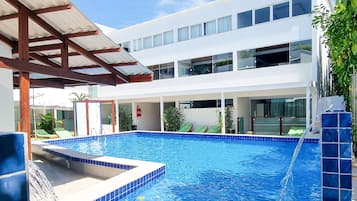 Außenpool, geöffnet von 08:00 Uhr bis 20:00 Uhr, Liegestühle