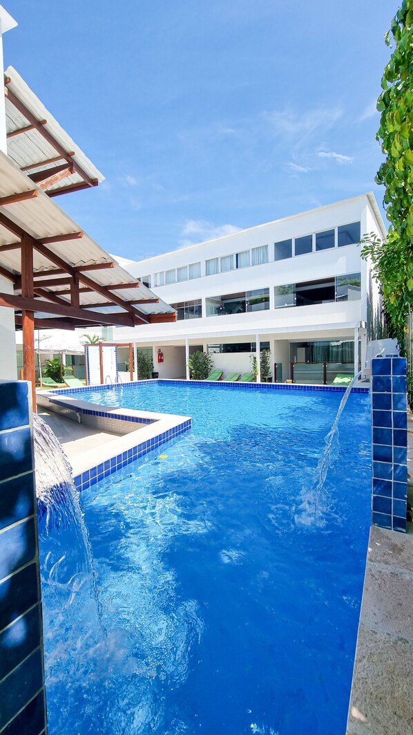 Outdoor pool, open 8:00 AM to 8:00 PM, sun loungers - Brisa do Mar Praia Hotel (Cairu)