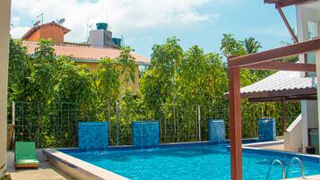 Außenpool, geöffnet von 08:00 Uhr bis 20:00 Uhr, Liegestühle