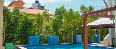 สระว่ายน้ำกลางแจ้ง เปิด 8:00 น. ถึง 20:00 น., เก้าอี้อาบแดดริมสระ