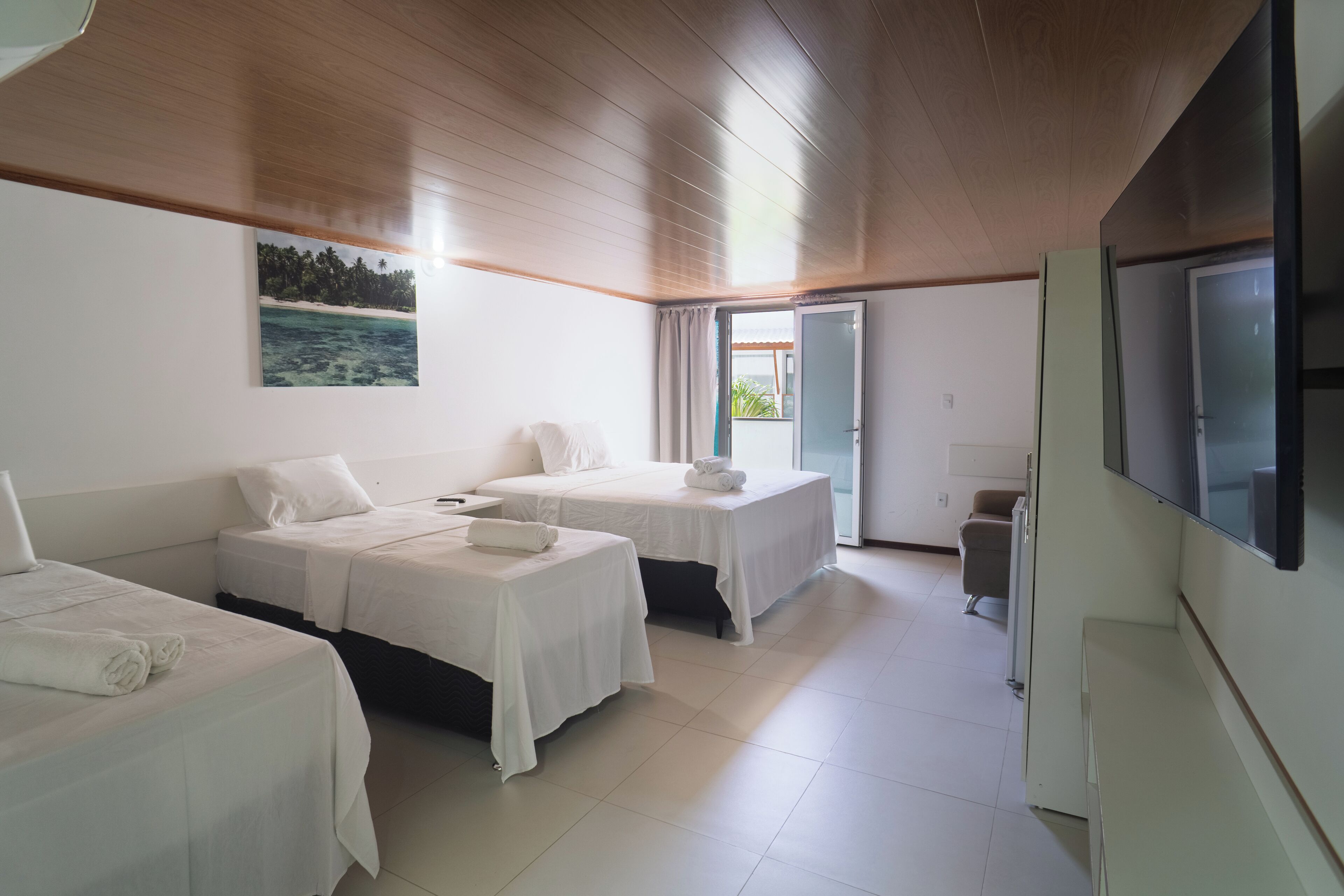 4 人部屋 | 1 室のベッドルーム、ミニバー、遮光カーテン、防音設備