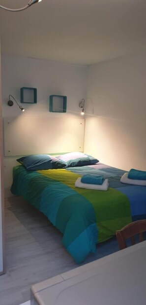 WiFi, bed sheets