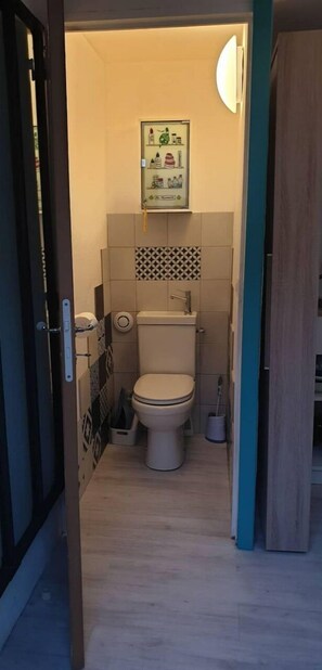 Serviettes fournies, papier toilette