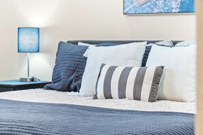 Leilighet, flere senger, terrasse, utsikt mot golfbane (Legacy View at Pointe ) | 2 soverom, individuelt dekorert, individuelt innredet og sengetøy