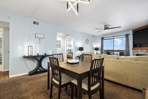 Appartement, meerdere bedden, patio, uitzicht op golfbaan (Legacy View at Pointe ) | 2 slaapkamers, individueel gedecoreerd, individueel gemeubileerd