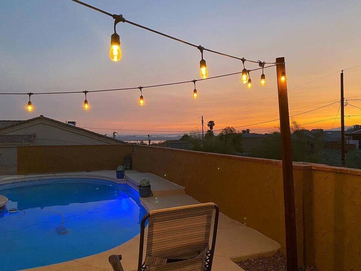 3 Bedroom Lake view Pool Home, minutes from London Bridge