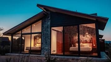 Family Cabin | Iron/ironing board, free WiFi