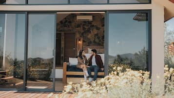 Deluxe Cabin | Iron/ironing board, free WiFi